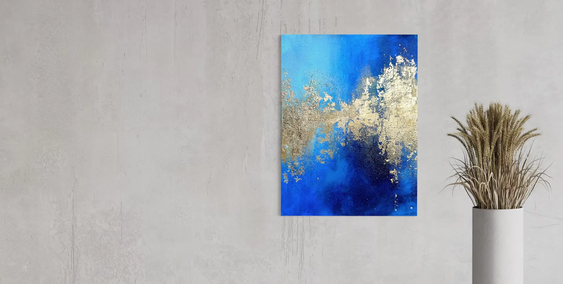 Abstraktes Acrylgemälde in Blau und Gold in einem hellen Wohnraum