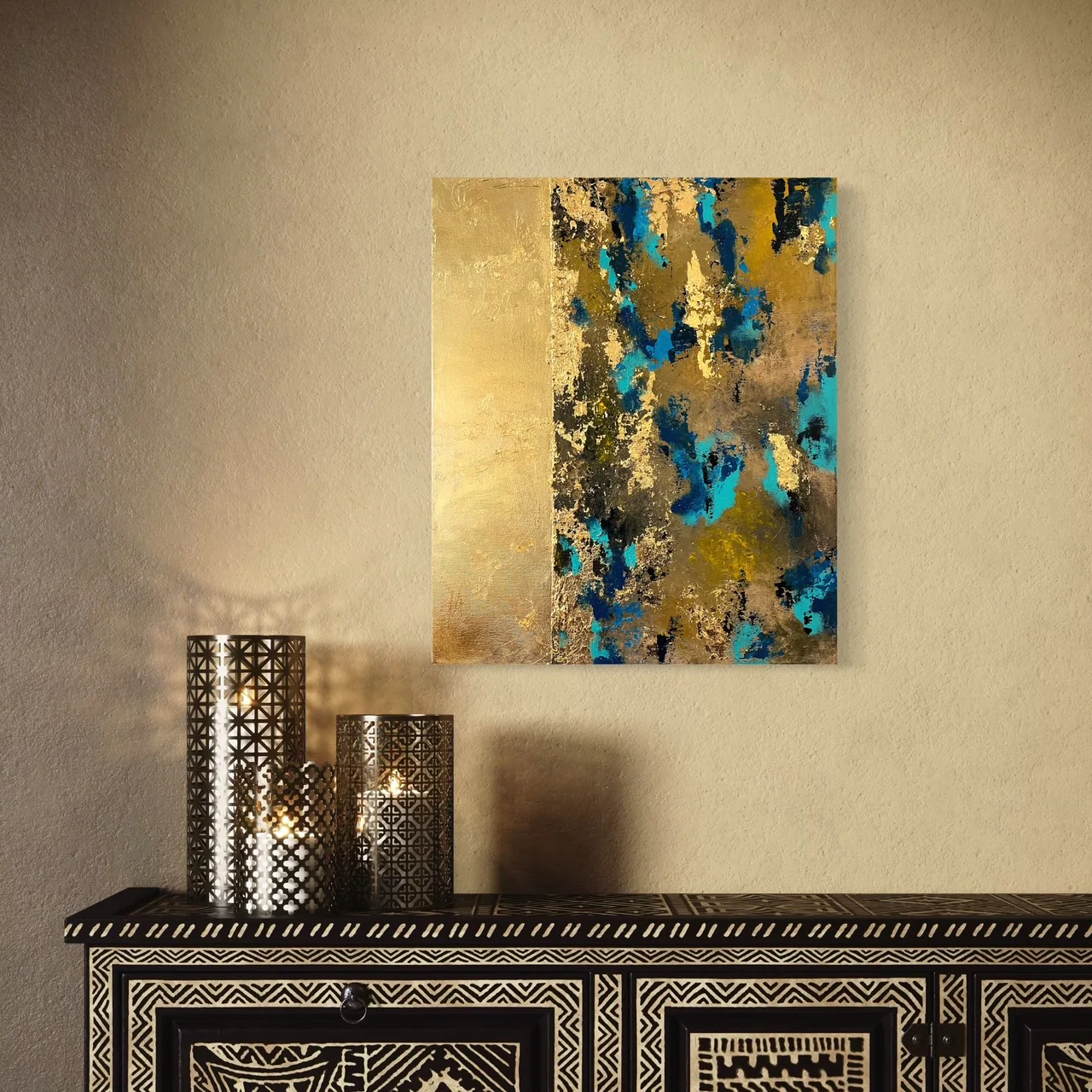 Abstraktes Acrylbild „Orient“ mit goldener Fläche, Türkis und Schwarz – modernes Kunstwerk von Barbara Wieser-Balkus / barbarART in stilvollem Wohnzimmer