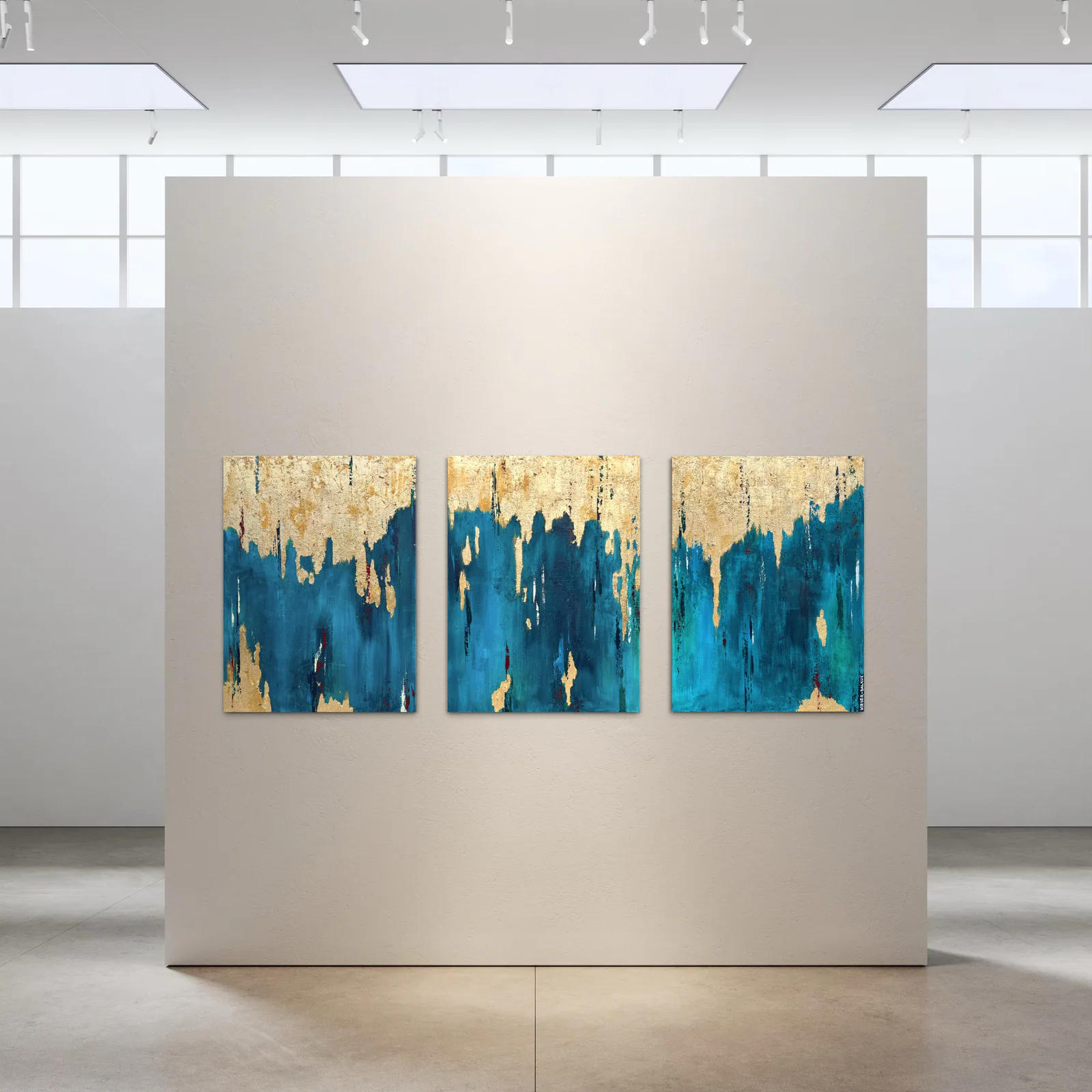 Abstraktes Triptychon „Golden Rain“ von Barbara Wieser-Balkus in Gold und Türkis, ausgestellt in einer modernen Galerie mit Oberlichtern