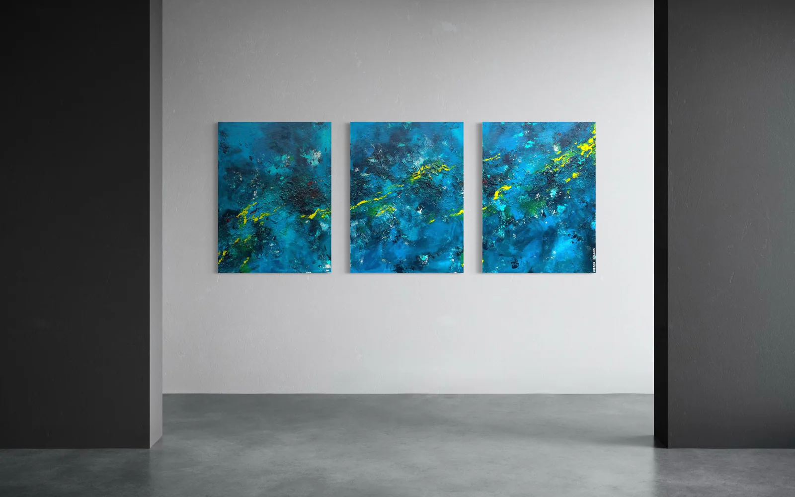 Abstraktes Acryl-Triptychon "Deep Sea" von Barbara Wieser-Balkus, präsentiert auf hellgrauer Wand in moderner Umgebung – intensives Blau mit leuchtendem Gelb