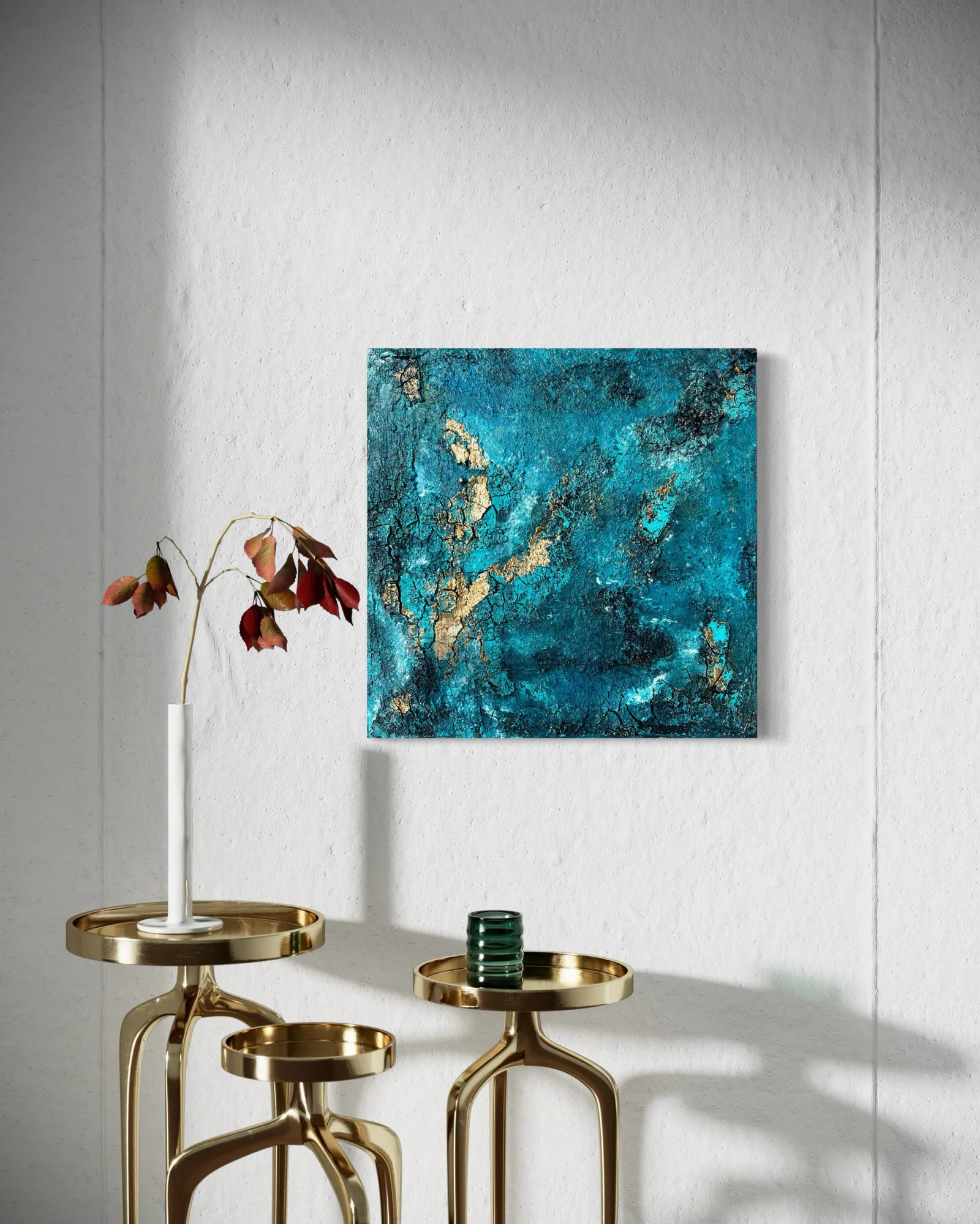 Abstraktes Acrylbild „Fractured“ von barbarART mit goldenen Beistelltischen und Blüte